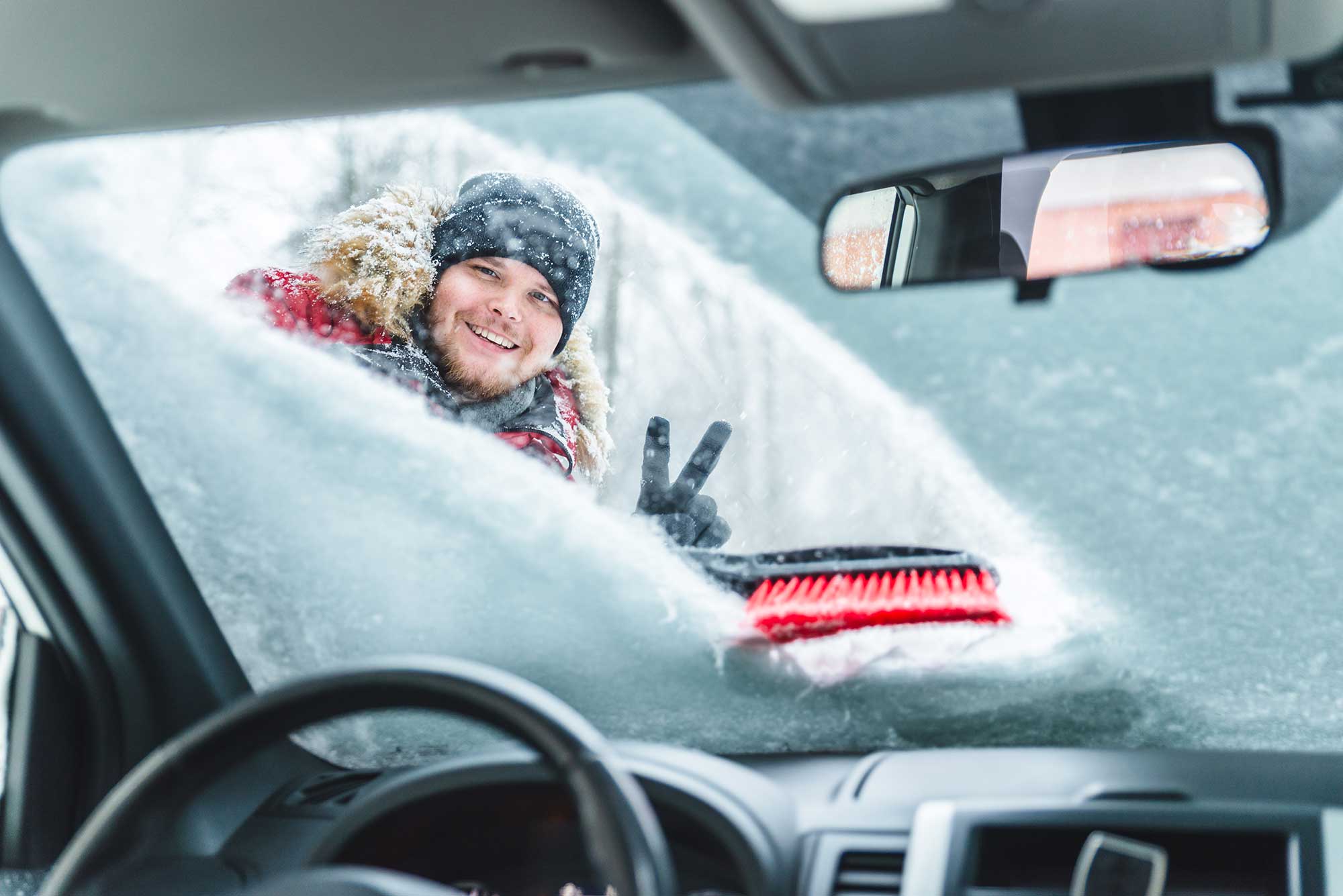 Schnee vom Auto einfach entfernen